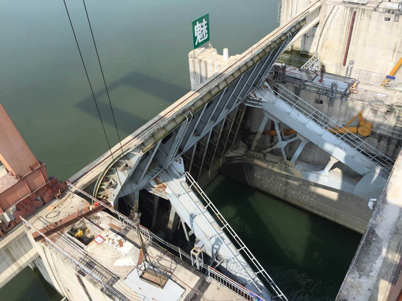 大型水電站液壓啟閉機(jī)油缸大修